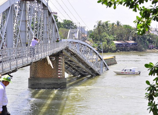 The scene of the Ghenh Bridge collapse early last year (Photo: SGGP)